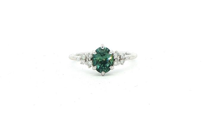 content/products/Oval-cut Green Montana Sapphire and Diamond Cluster Ring in White Gold (1.33cts TWT)
