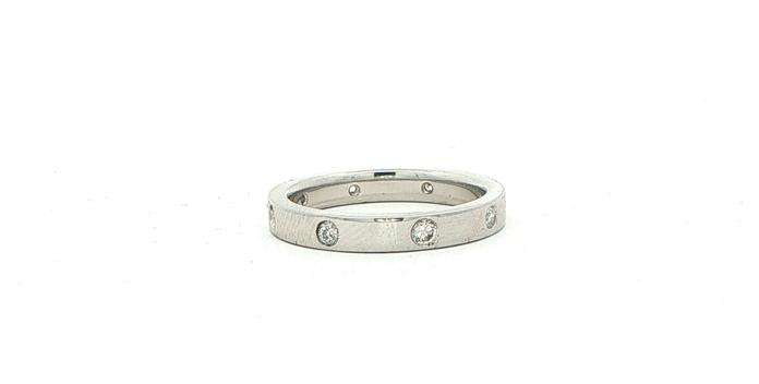 content/products/Estate Piece: 8-Stone Flush-Set Diamond Eternity Ring in Platinum (0.25cts TWT)