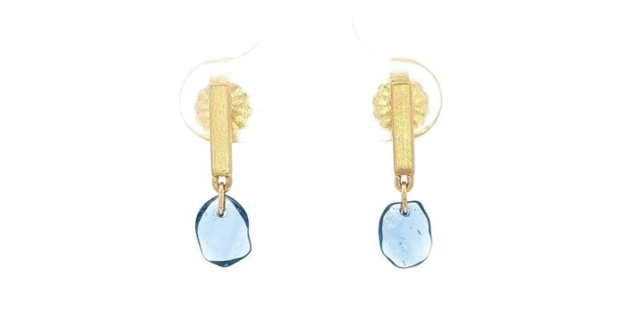 content/products/Estate Piece: Raw Tumbled Montana Yogo Sapphire Drop Earrings in Yellow Gold (0.70cts TWT)