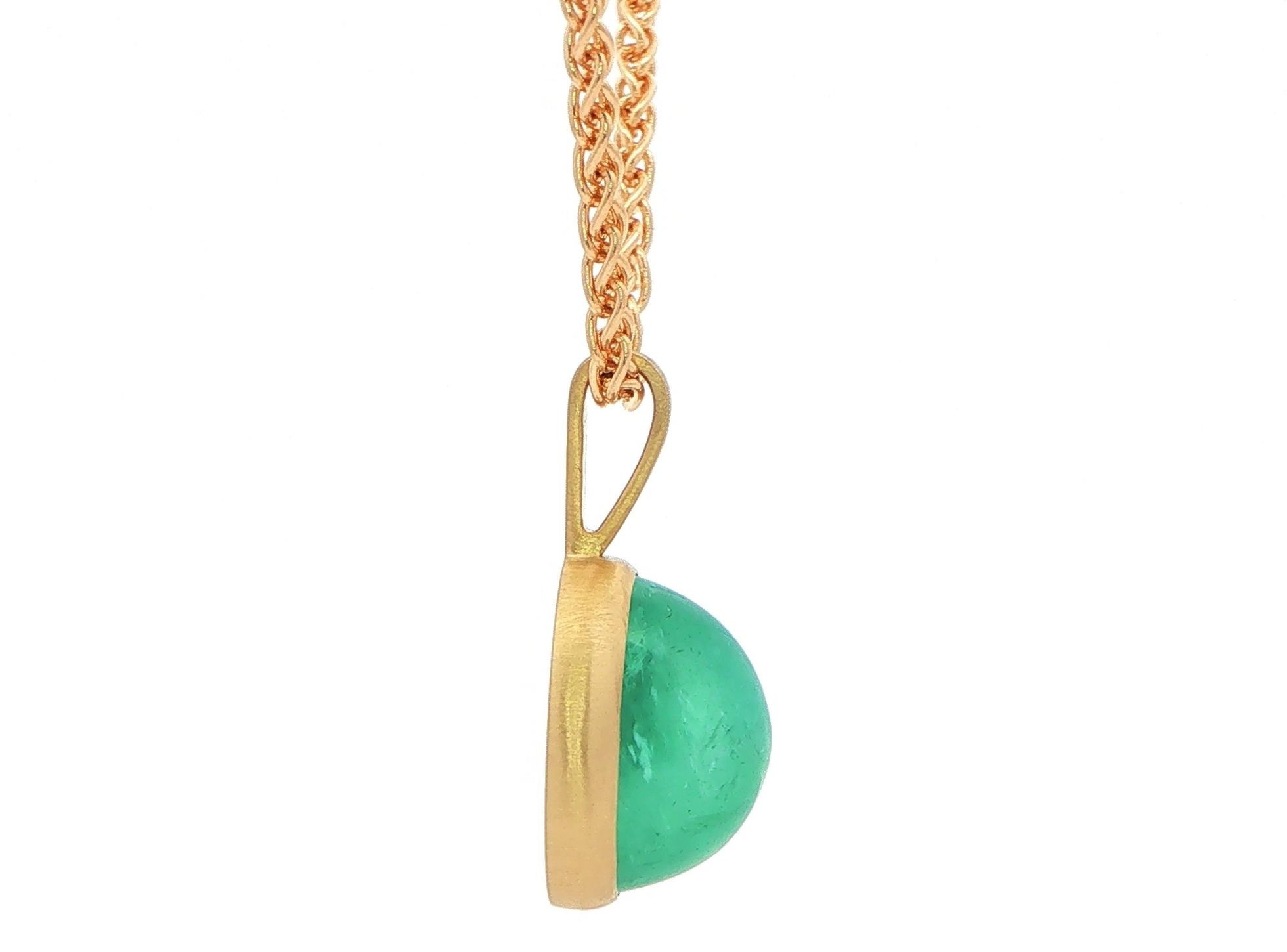 Cabochon Emerald Bezel Pendant Necklace with Satin Finish in Yellow Gold (17.67cts) side