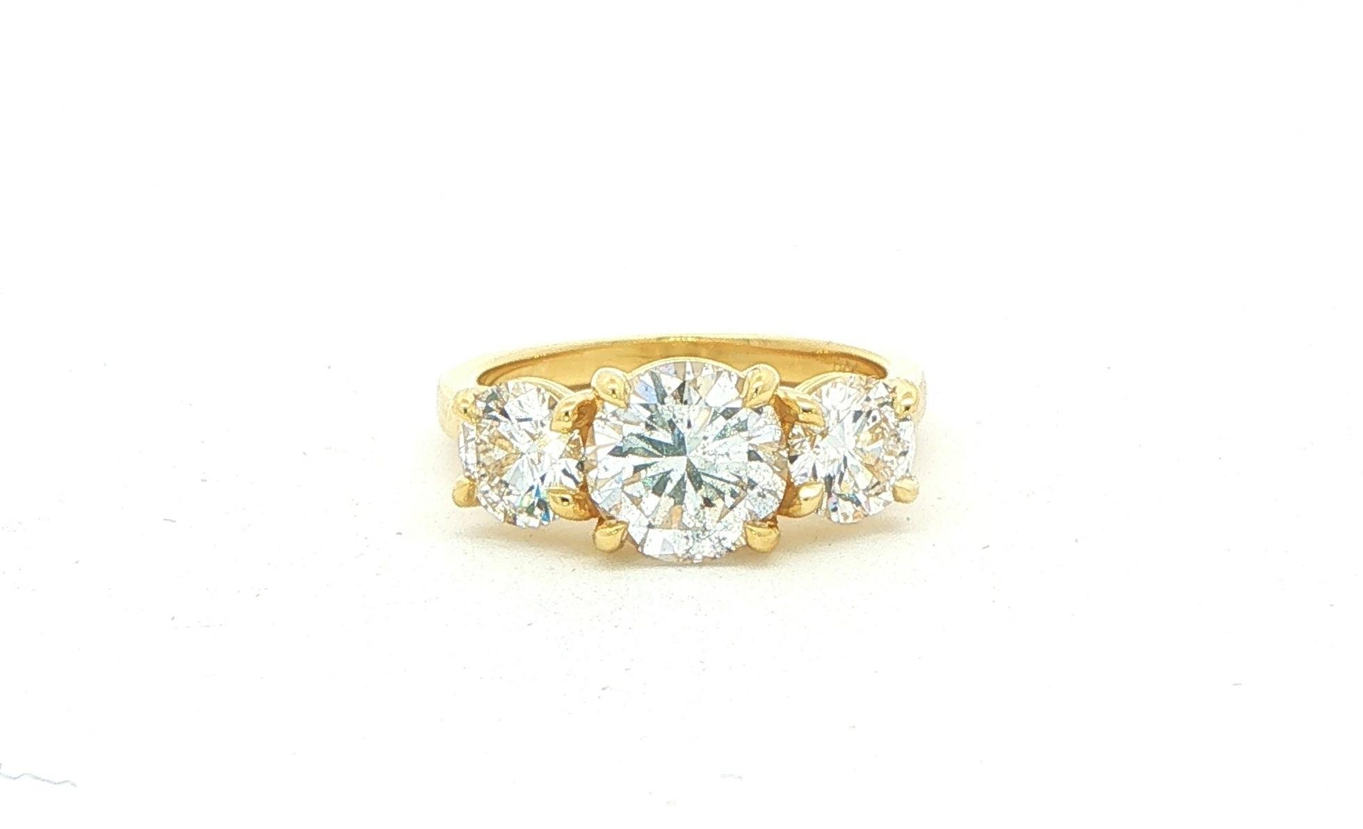 Three-Stone Diamond Ring in Yellow Gold (3.08cts TWT)