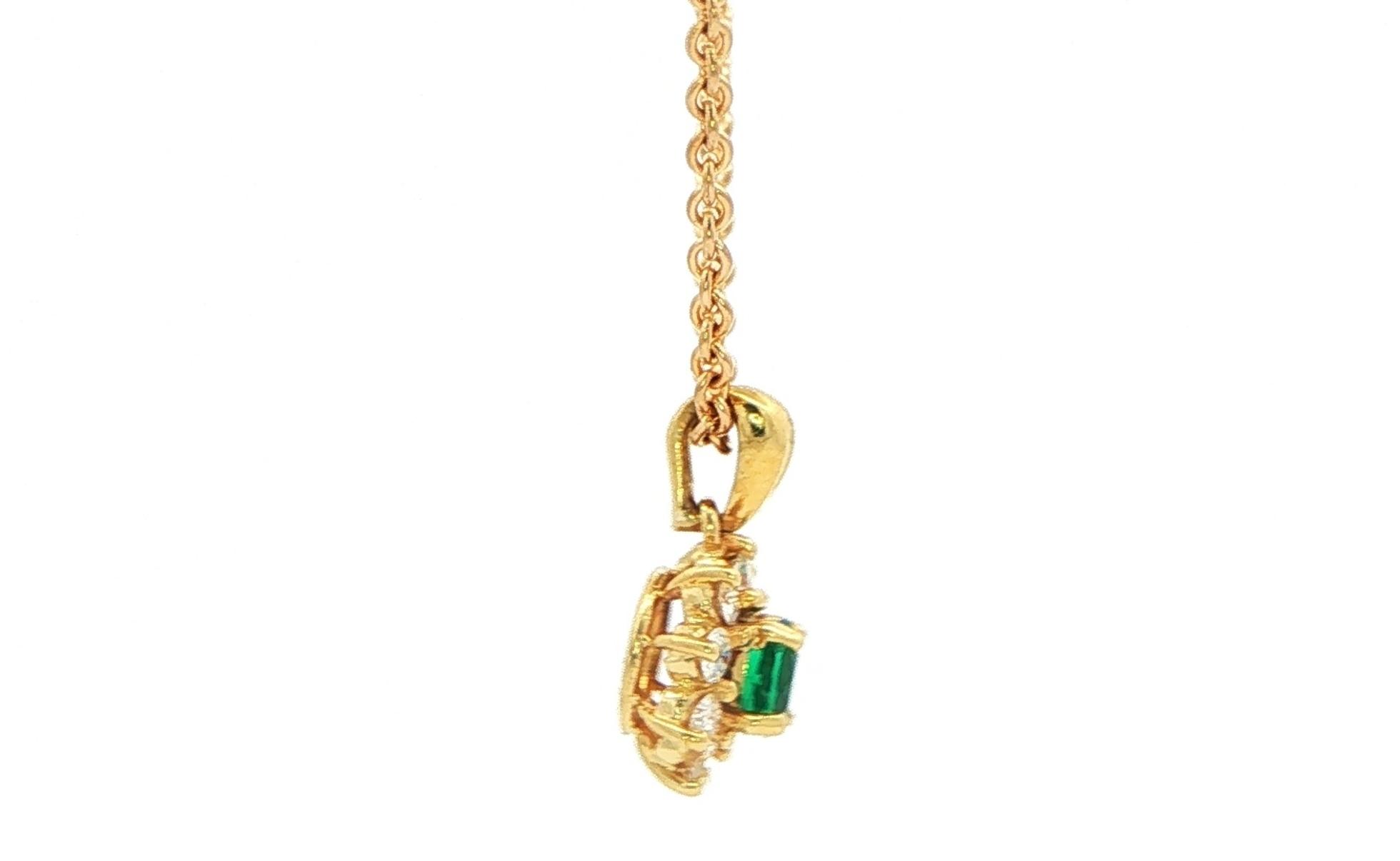 Estate Piece: Round Emerald Halo Pendant Necklace in Yellow Gold (0.43cts TWT) side