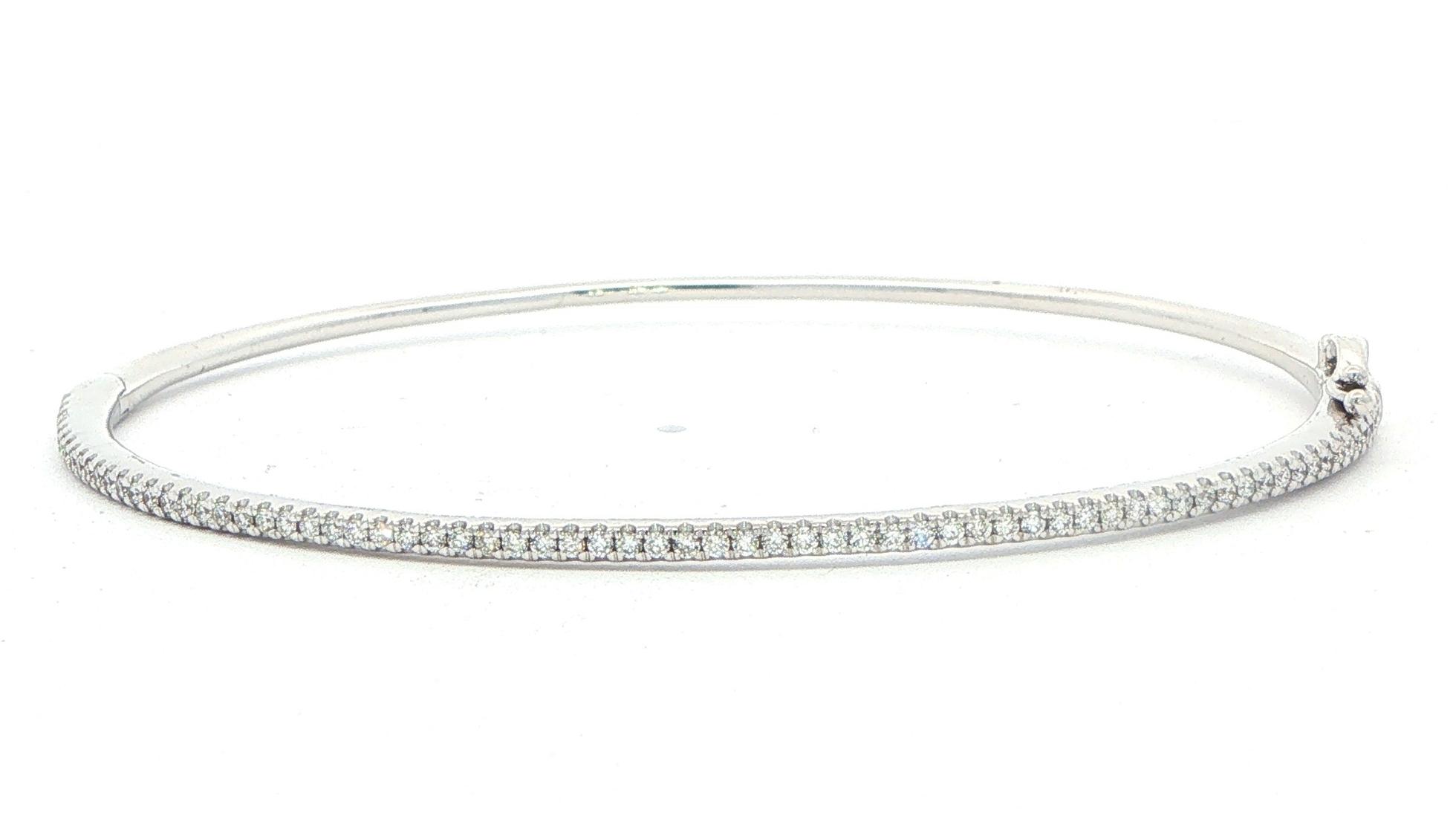 Estate Piece: Diamond Hinged Bangle Bracelet in White Gold (1.00cts TWT)