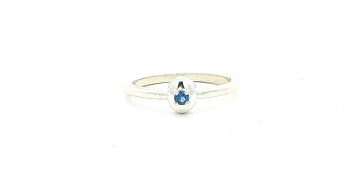 content/products/Oval Metal Halo Montana Yogo Sapphire Solitaire Ring in Sterling Silver (0.08cts TWT)