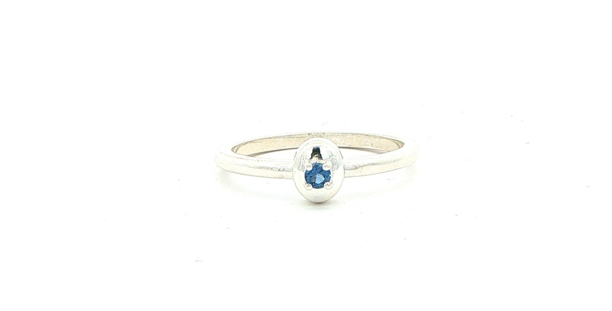 Oval Metal Halo Montana Yogo Sapphire Solitaire Ring in Sterling Silver (0.08cts TWT)