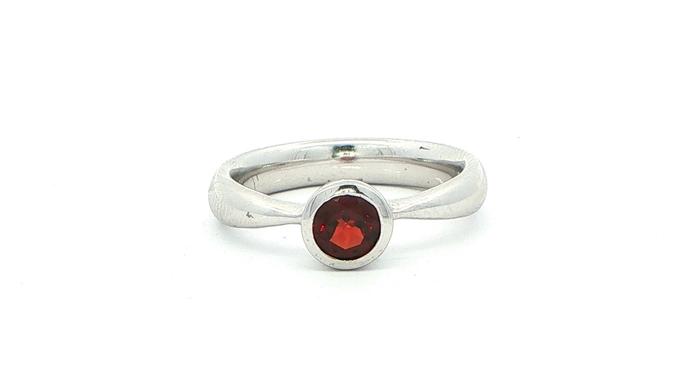 content/products/Bezel-Set Garnet Solitaire Ring in Sterling Silver (0.45cts)