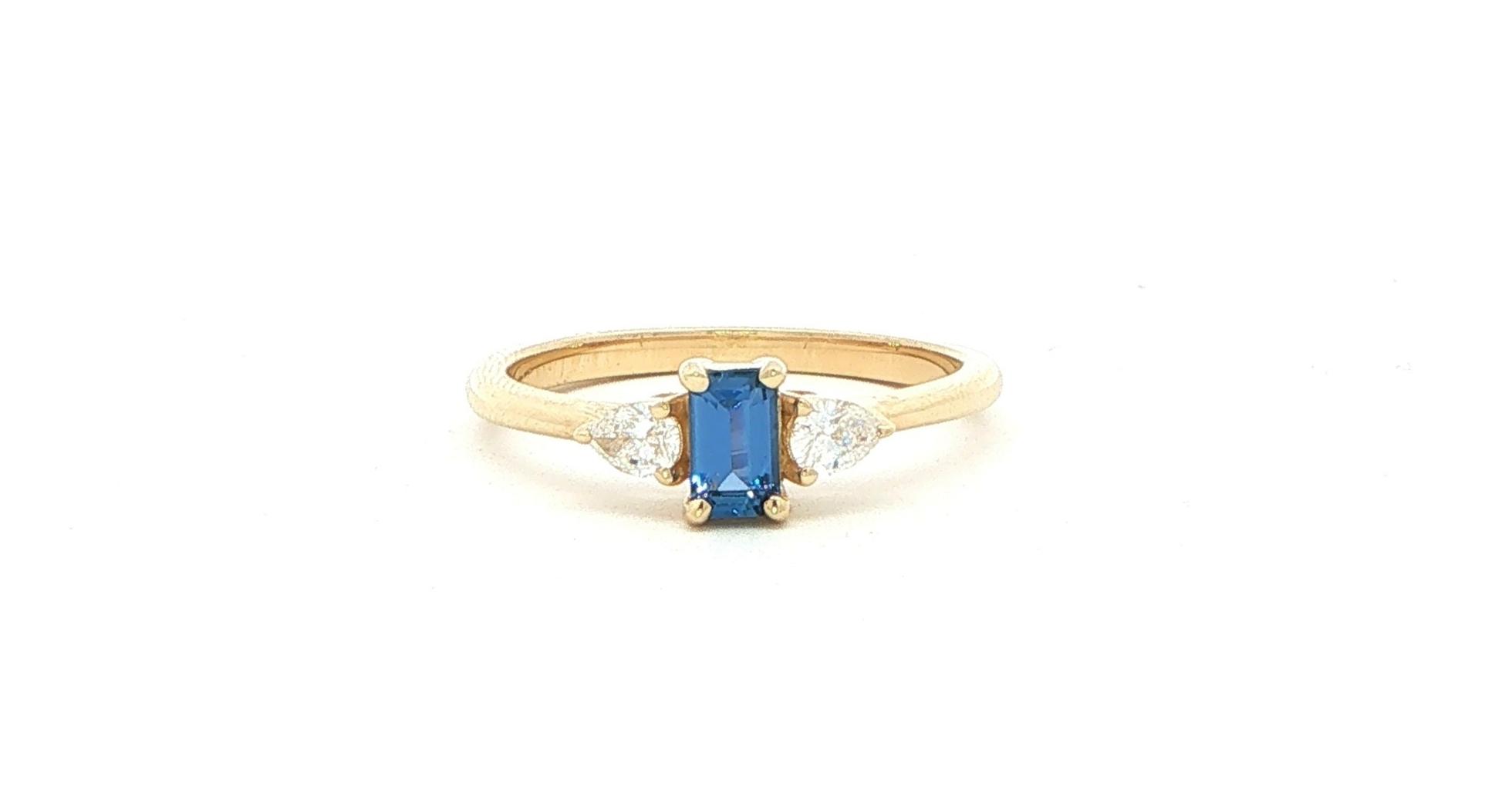 Emerald-cut Montana Yogo Sapphire and Pear-cut Diamonds Three-Stone Ring in Yellow Gold (0.57cts TWT)