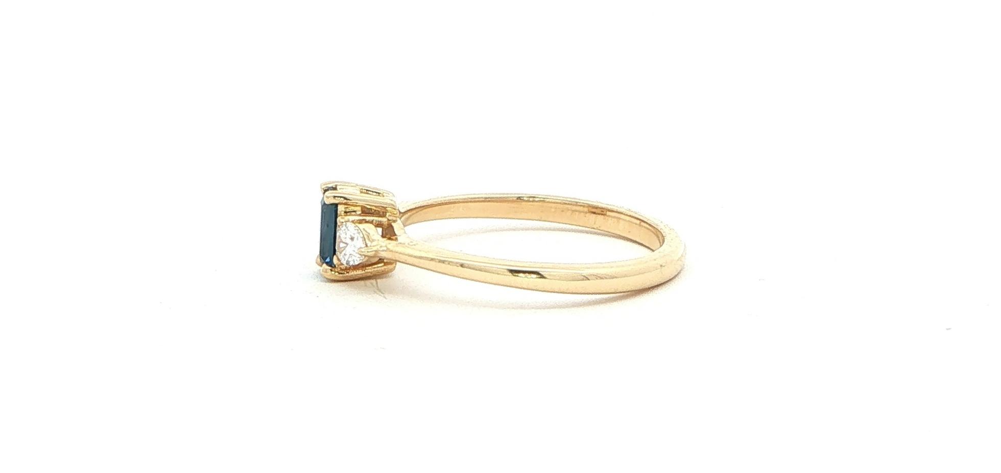 Emerald-cut Montana Yogo Sapphire and Pear-cut Diamonds Three-Stone Ring in Yellow Gold (0.57cts TWT) side