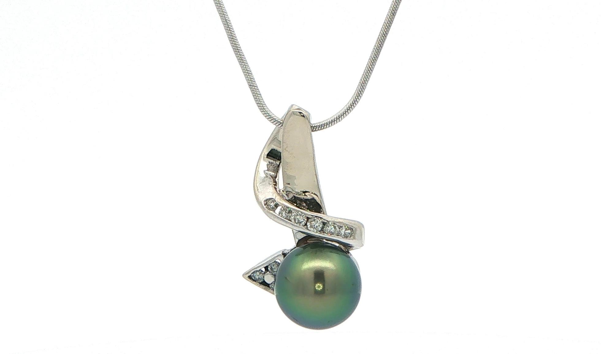 Estate Piece: Tahitian Pearl Pendant Necklace with Sweeping Diamond Accent in White Gold (0.25cts TWT)