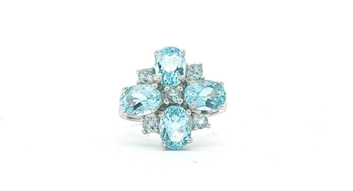 content/products/Estate Piece: Flower Aquamarine Cluster Ring in White Gold (3.25cts TWT)