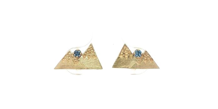 content/products/Mountains Montana Yogo Sapphire Stud Earrings with Brushed and Dotted Texture in Yellow Gold (0.09cts TWT)