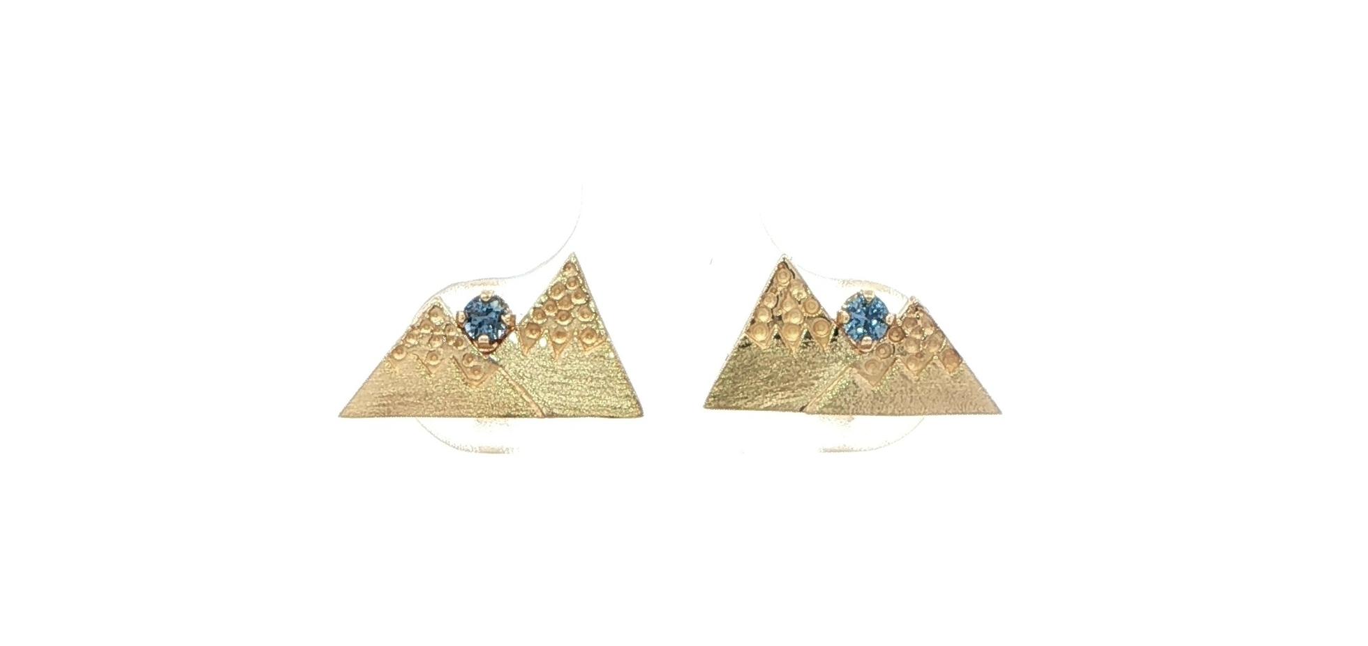 Mountains Montana Yogo Sapphire Stud Earrings with Brushed and Dotted Texture in Yellow Gold (0.09cts TWT)