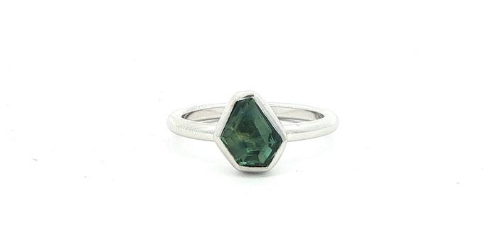 content/products/Bezel-Set Rose-cut Green Sapphire Geometric Solitaire Ring in White Gold (1.94cts)