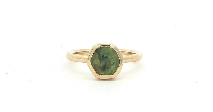 content/products/Hexagon Raw Montana Sapphire Bezel Solitaire Ring in Yellow Gold (2.00cts)