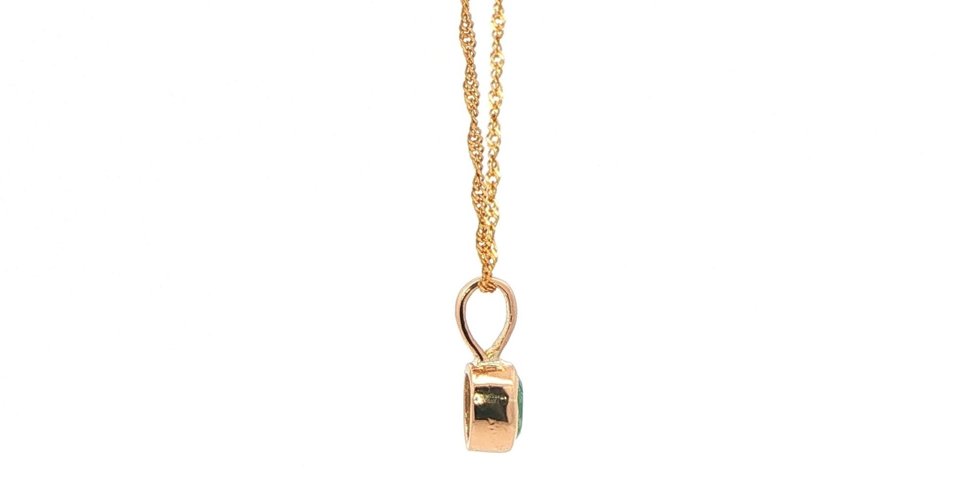 Estate Piece: Oval Emerald Bezel Pendant Necklace in Yellow Gold  side