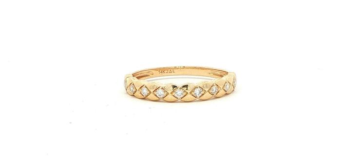 content/products/Quilted Pattern Diamond Band Ring in Yellow Gold (0.15cts TWT)