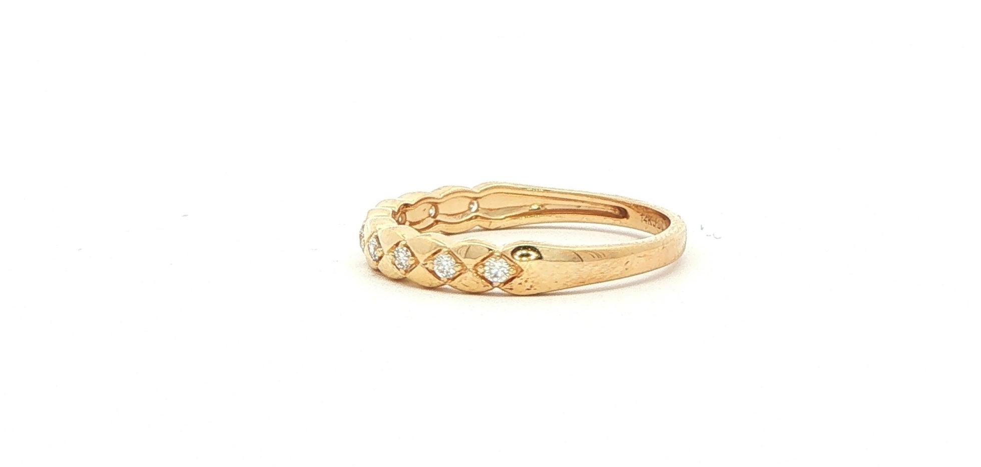 Quilted Pattern Diamond Band Ring in Yellow Gold (0.15cts TWT) side