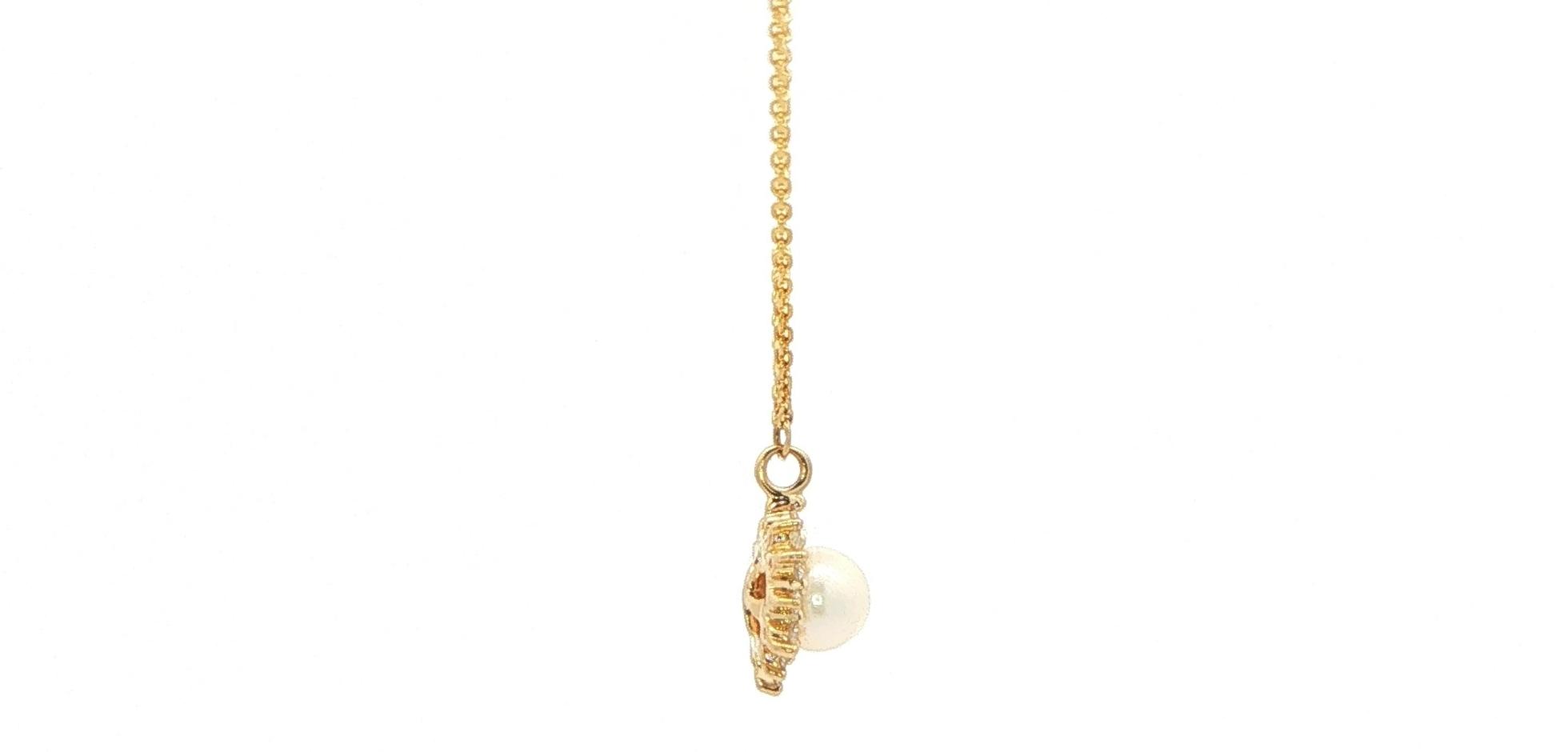 Pearl Sunburst Pendant Necklace in Yellow Gold (0.06cts TWT) side
