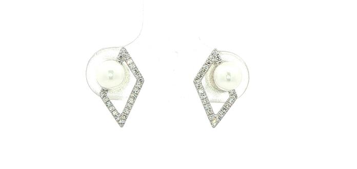 content/products/Geometric Pearl and Diamond Rhombus Stud Earrings in White Gold (0.10cts TWT)