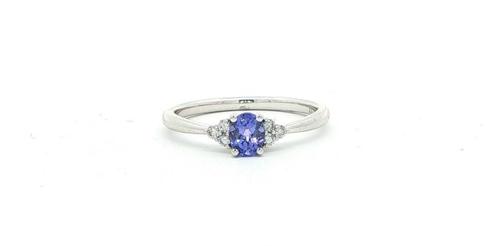 content/products/Oval Tanzanite and Diamond Cluster Ring in White Gold (0.47cts TWT)
