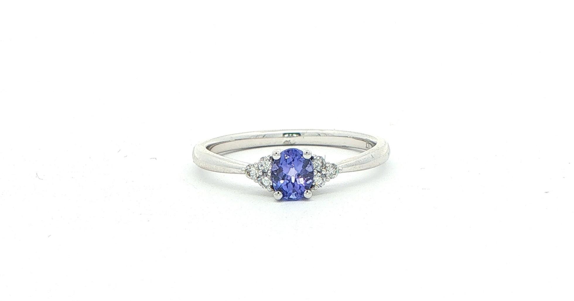 Oval Tanzanite and Diamond Cluster Ring in White Gold (0.47cts TWT)