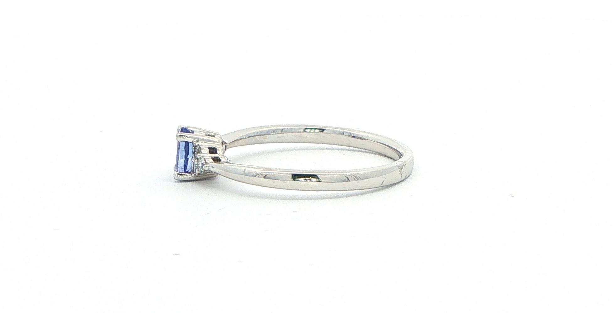 Oval Tanzanite and Diamond Cluster Ring in White Gold (0.47cts TWT) side