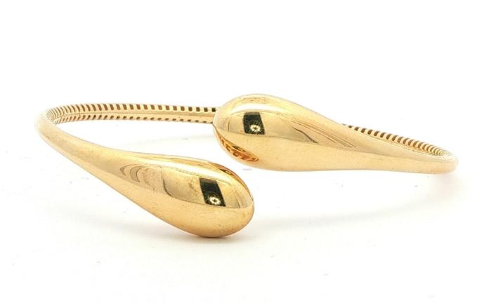 content/products/Open Bypass Teardrop Hinged Bangle Bracelet in Yellow Gold