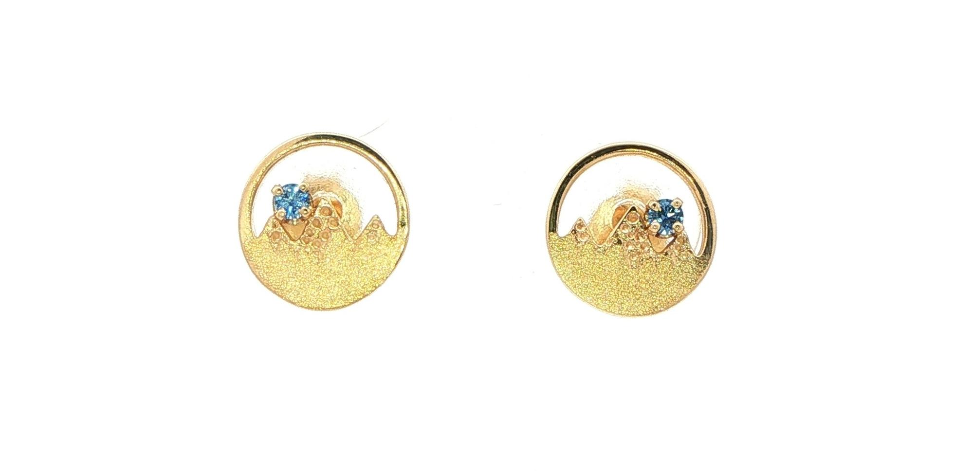Circle Mountain Landscape Montana Yogo Sapphire Stud Earrings in Yellow Gold (0.07cts TWT)