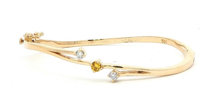 content/products/Estate Piece: 3-Stone Yellow and White Diamond Split Bangle in Yellow Gold (0.45cts TWT)