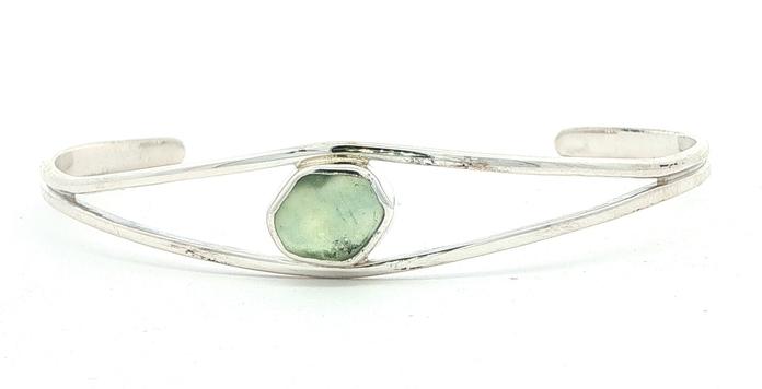 content/products/Pale Green Raw Un-cut Montana Sapphire Split-Shank Cuff Bangle Bracelet in Sterling Silver (2.23cts TWT)