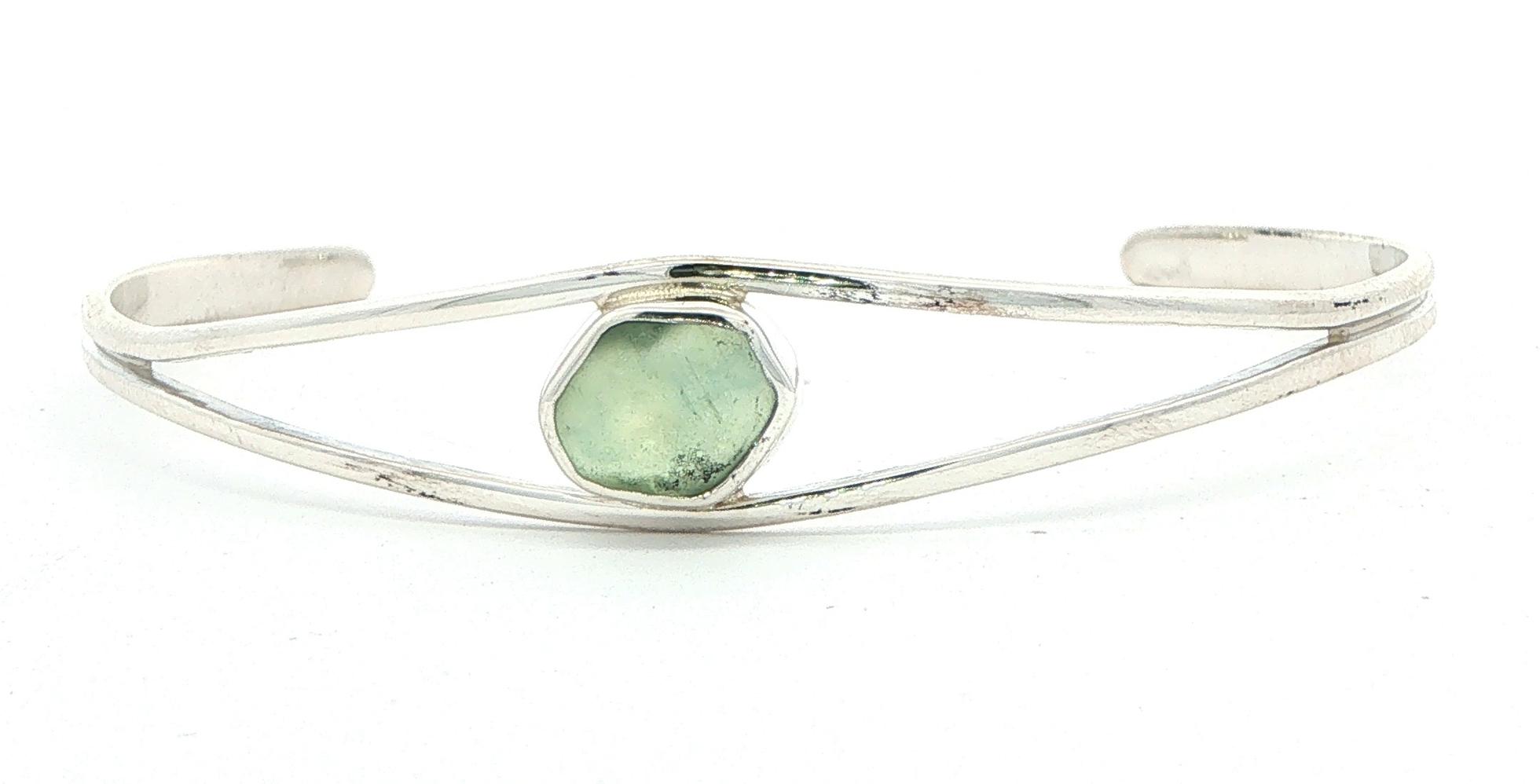 Pale Green Raw Un-cut Montana Sapphire Split-Shank Cuff Bangle Bracelet in Sterling Silver (2.23cts TWT)