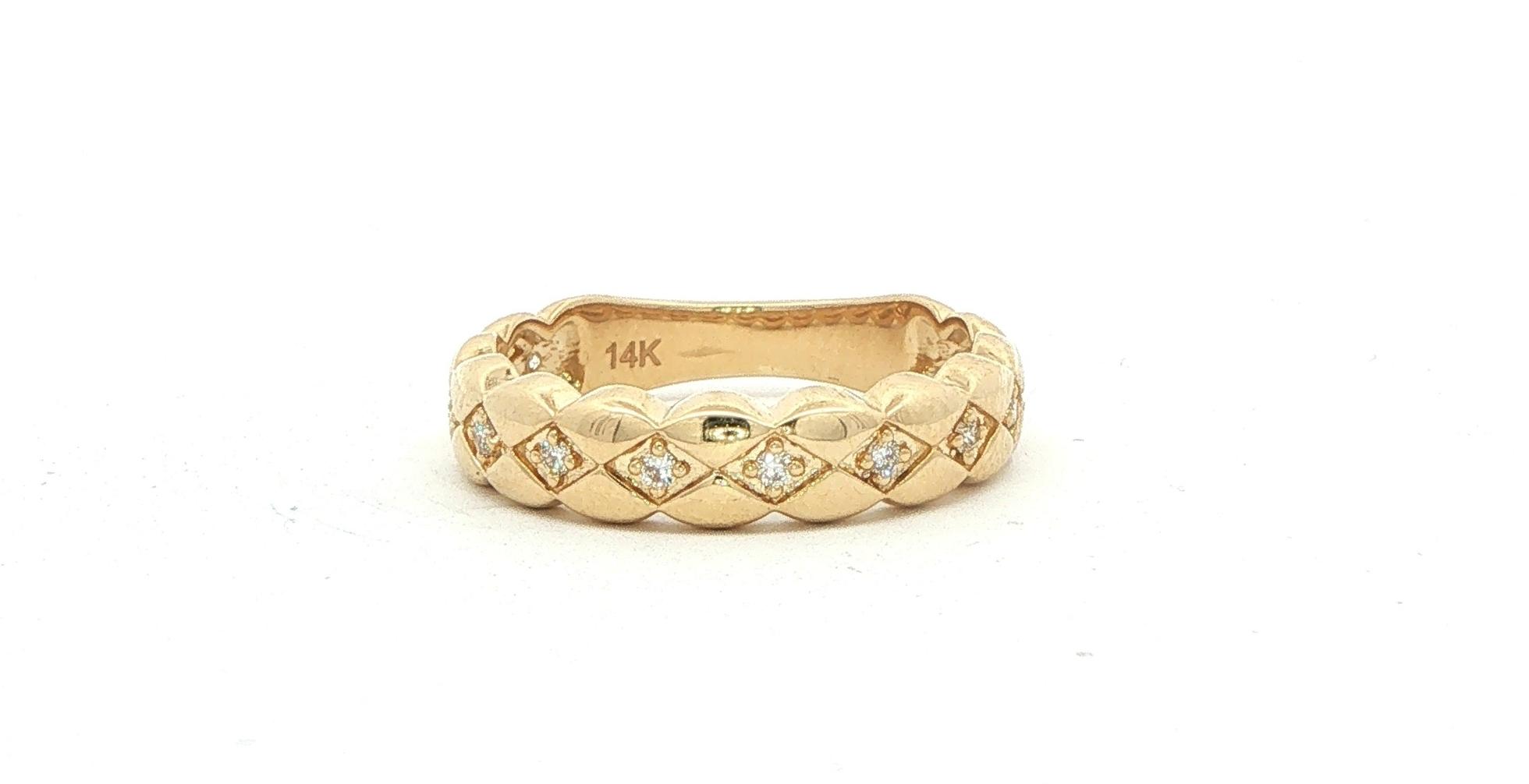 Quilted Diamond Accent Band Ring in Yellow Gold (0.12cts TWT)