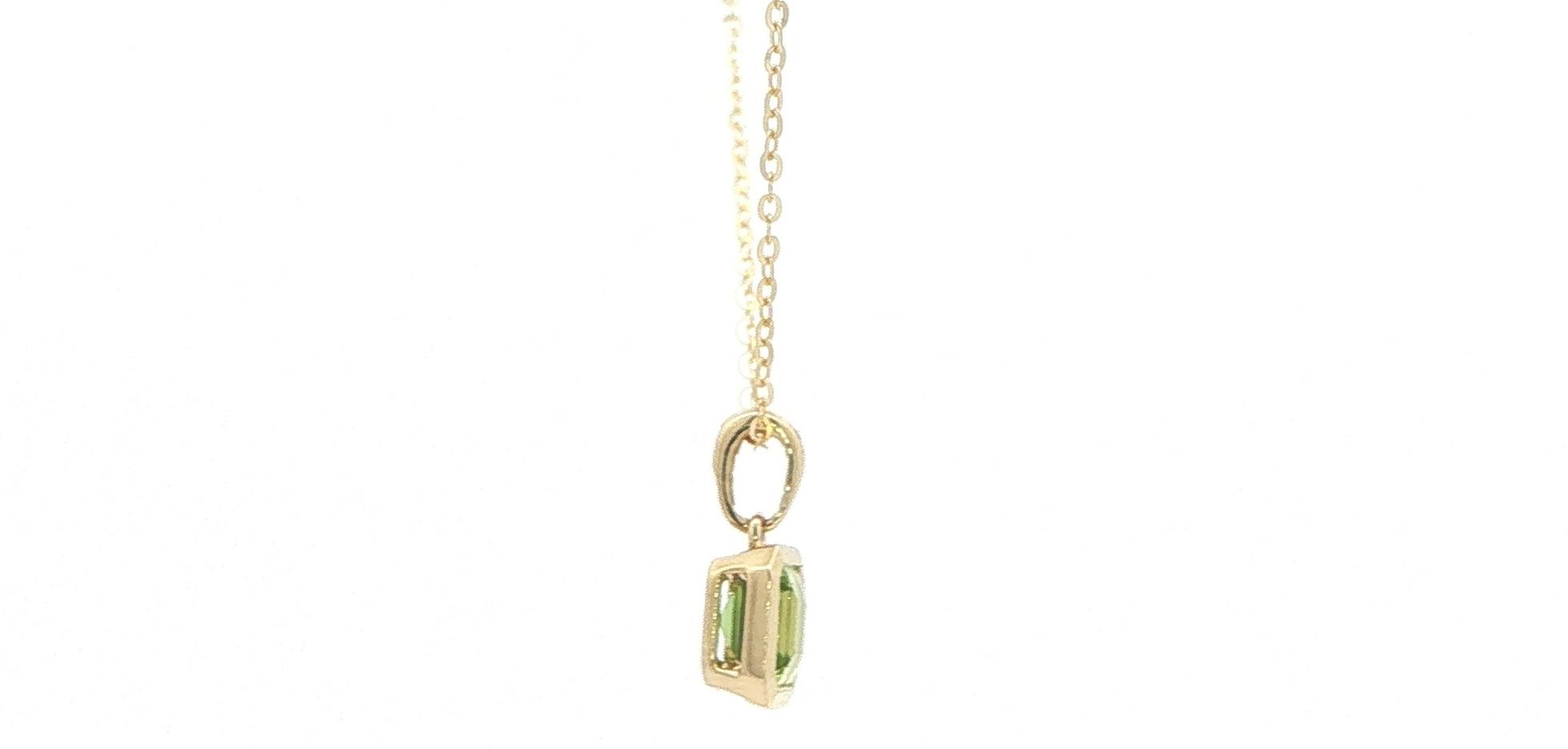 Asscher-Cut Peridot Bezel Pendant Necklace in Yellow Gold (0.67cts TWT) side