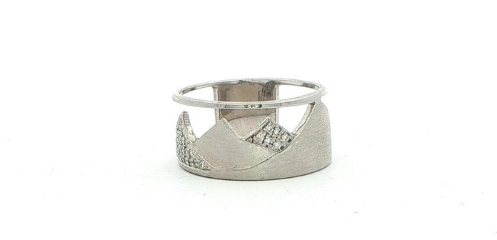 content/products/Wide Geometric Mountain Peak Diamond Ring White Gold (0.19cts TWT)